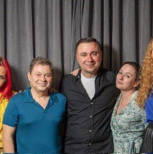 Сегодня годовщина расследования Максима Каца «Казначей». Оно впервые детально показало биографию и схему работы Александра Железняка — фигуры, которая неожиданно оказалась в самом центре ФБК

Железняк был совладельцем «Пробизнесбанка» и получил награды от государства, включая