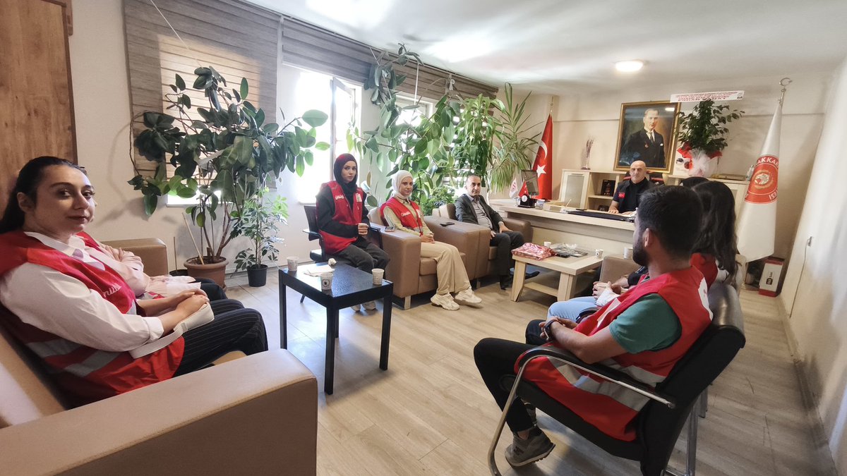 Yangın koruma ve itfayecilik haftası münasebetiyle İlimizdeki itfayecilerimizi ziyaret
ettik.Onların özverili çalışmalarına ve görevlerine olan
sadakatlerini can kulagıyla dinledik.
Geleceğimiz için emek veren bu değerli insanlarla sohbet edebilmek bizleri çok mutlu etti.