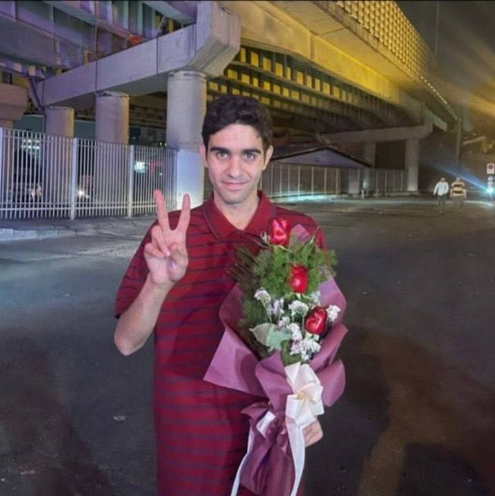 Khashayar Sefidi, étudiant renvoyé de l’Université des Arts de Téhéran, a été libéré de la prison d’Evin après avoir purgé sa peine.