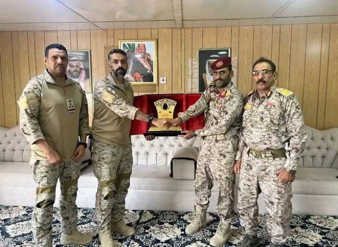 باقي صنعاء  عاصمه اليمن الموحد يعيشون فيها اليمنيين بعزه وكرامه احرار 

لا وعاد المرتزقه منتظرين يسلموها  للمحتل حتى يحكمهم الضابط الإماراتي والضابط السعودي ويعيشوا عبيد تحت امرته كما هو حاصل في عدن وحضرموت والمهره وشبوه 
زمن اغبر نعيش فيه زمن الهلافيت وعيال الشوارع الذين اخرجوهم