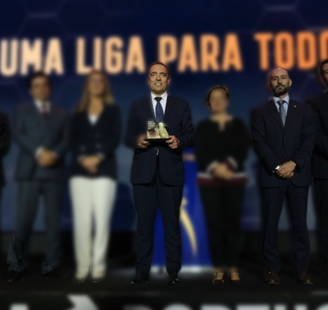 maisFCPorto's tweet photo. Hoje trazemos Bernardo Azevedo, diretor geral da Liga Comercial da Liga Portugal. Iniciou funções este ano pela mão do Presidente Reinaldo Teixeira.

O storie que colocou ontem (fotografia 3) volta a denunciar a cor que esta direção defende.

#fcporto #ligadoteixeira https://t.co/awGtgWZ3Ck
