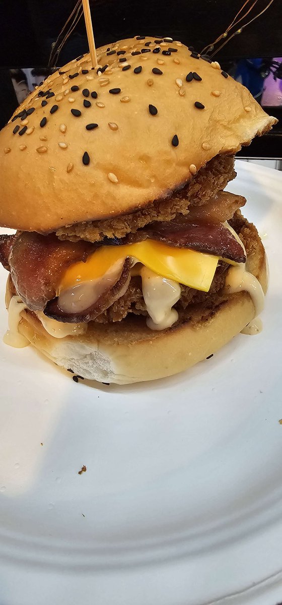 BuzzinPattaya's tweet photo. Got the munchies? Pop in to Hunger Pangs for one of the best burgers in Pattaya. Pssst they even do shakes now. - https://t.co/QA9e2iswO2
#pattayarestaurant #pattayafood #pattayacity #pattayathailand #pattaya #restaurant #food #foodie #foodlover #foodphotography #hungerpangs https://t.co/pRXAKhx30U