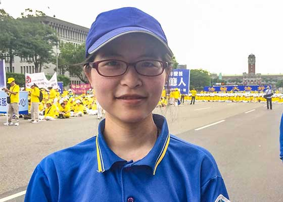 她找到人生的指路燈
小時候長期被同學孤立，她心裏充滿憤懣與不平。多年後進入職場，面對主管的苛責羞辱，她卻能以苦為樂，毫無怨言。是甚麼原因讓她有了這樣的轉變？
big5.minghui.org/mh/articles/20…