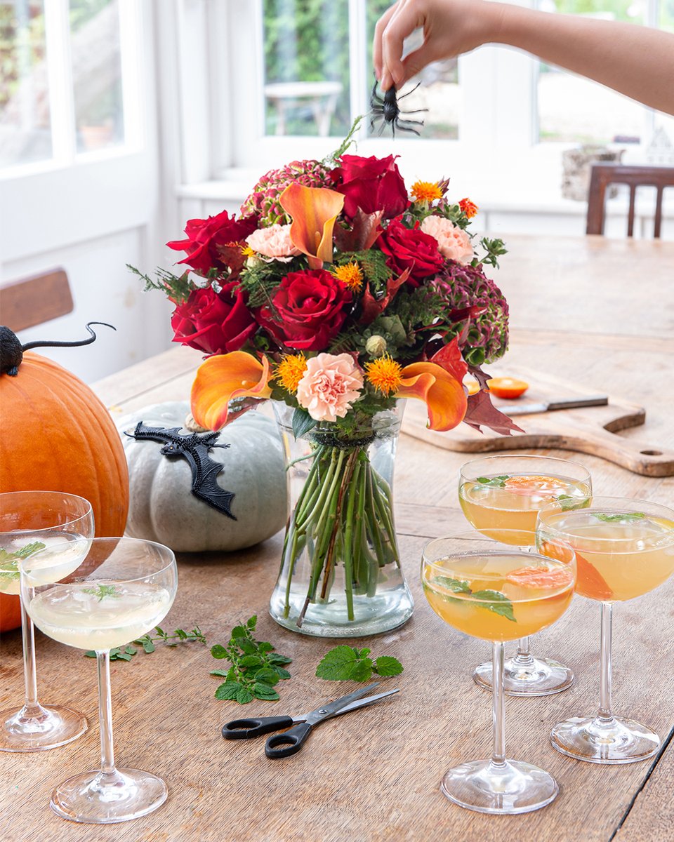 Spooky season is here! Set the scene with our deep and textured autumn bouquets, perfect for styling your #Halloween get-together ❤️ Do you go all out decorating? 🎃

Autumn Flowers &amp; Decor bit.ly/3Qg3XQd