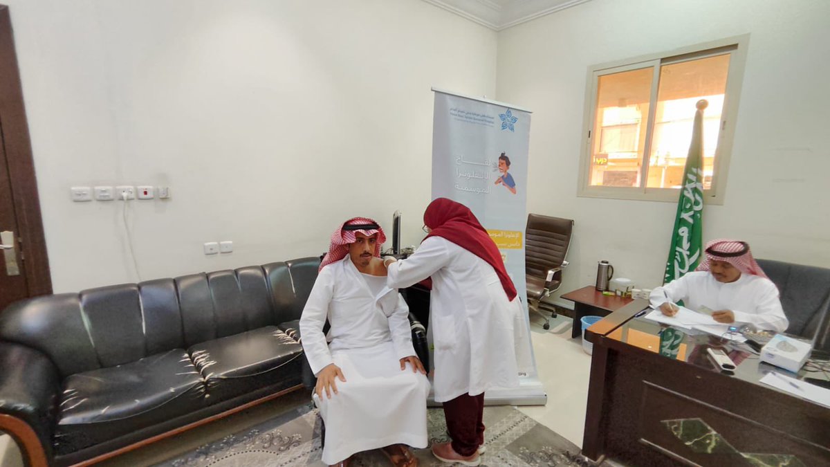 hotah_hosp's tweet photo. واصل #مستشفى_حوطة_بني_تميم_العام حملته للتطعيم ضد #الإنفلونزا_الموسمية، مستهدفًا منسوبي المحكمة العامة بالمحافظة، في إطار سعيه الدائم إلى تعزيز الوقاية ورفع مستوى الحماية الصحية للمجتمع. https://t.co/kgfZy7g1Wo