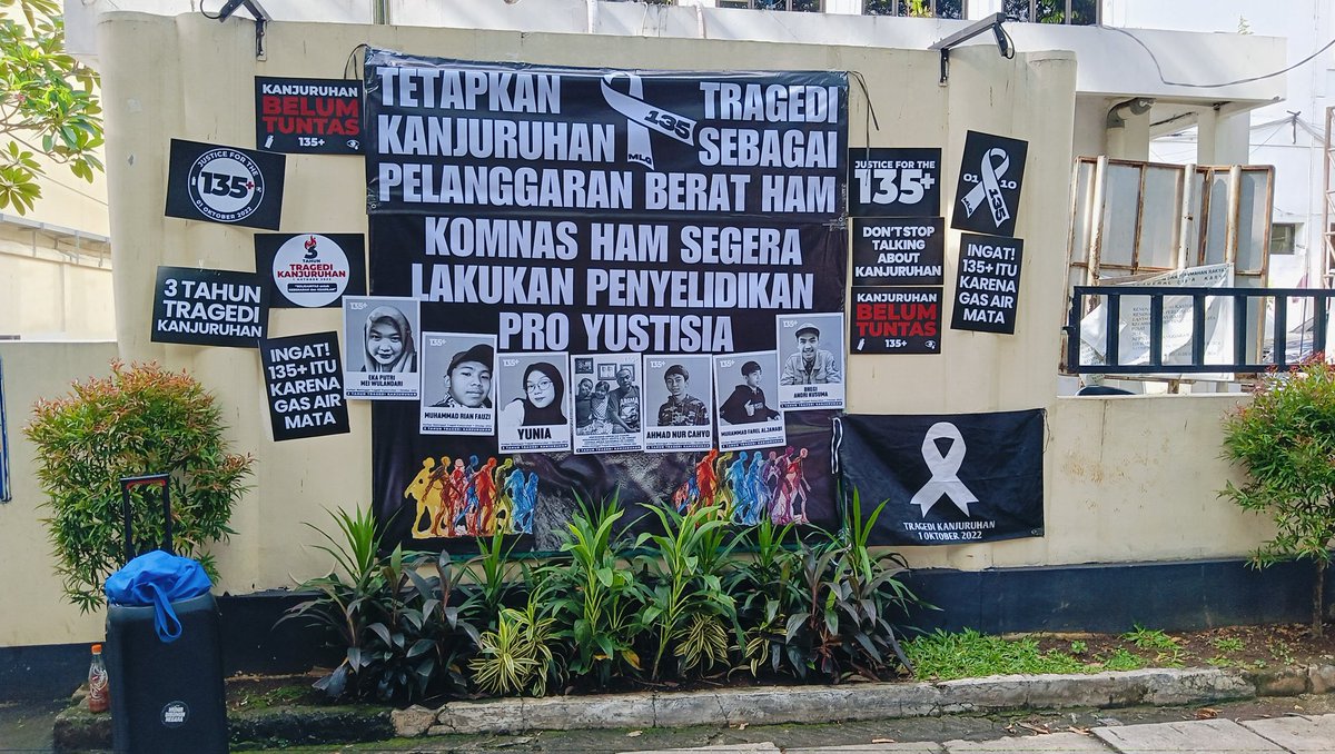 panditfootball's tweet photo. #3TahunTragediKanjuruhan
#KanjuruhanBelumTuntas
#KanjuruhanPelanggaranHAMBerat
#JusticeforKanjuruhan https://t.co/rvjUrIj0H2
