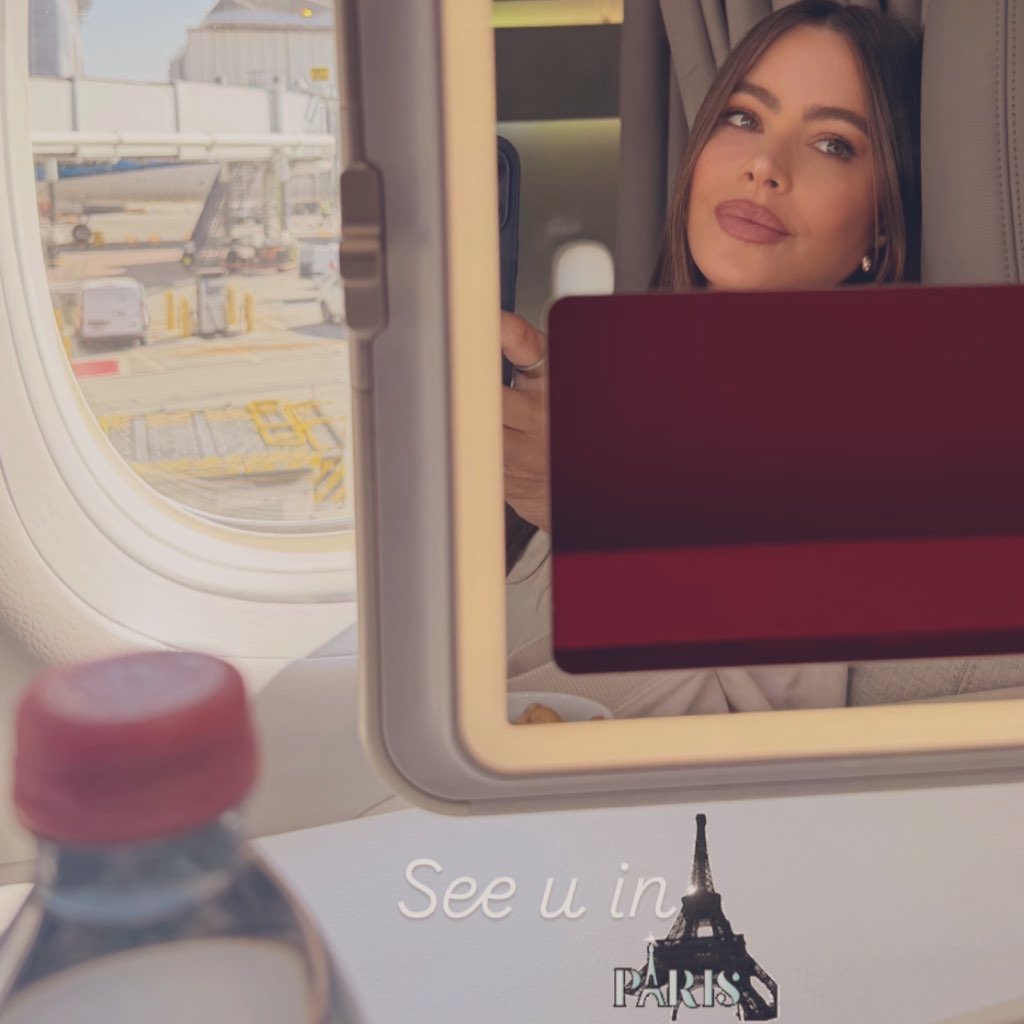 sofiav_cake's tweet image. It's right now that l am just thinking if l'Il take a train just to try to meet @SofiaVergara in Paris 😭