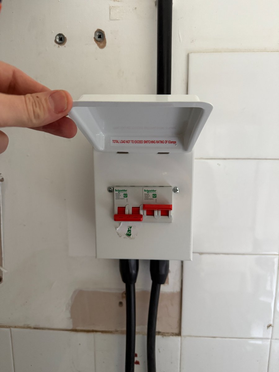 ArtElectrics's tweet image. Can you spot the major issue here? 😅

#ev #issue #question #Trades #electrician
