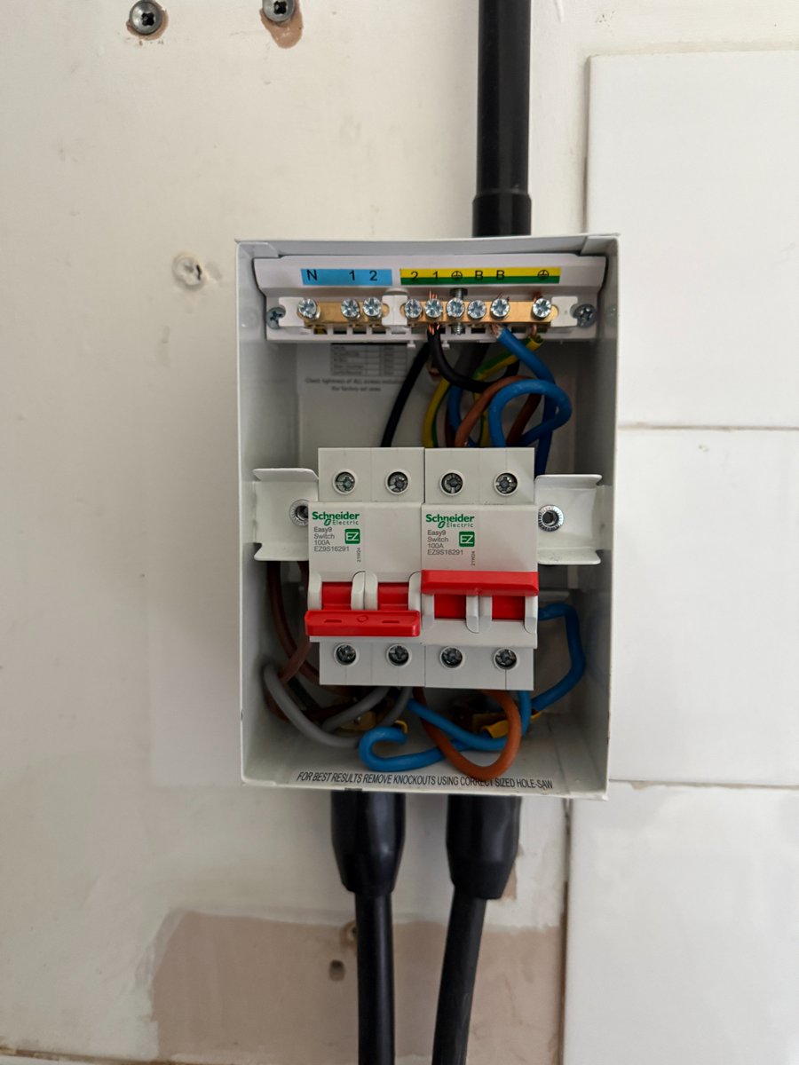 ArtElectrics's tweet image. Can you spot the major issue here? 😅

#ev #issue #question #Trades #electrician