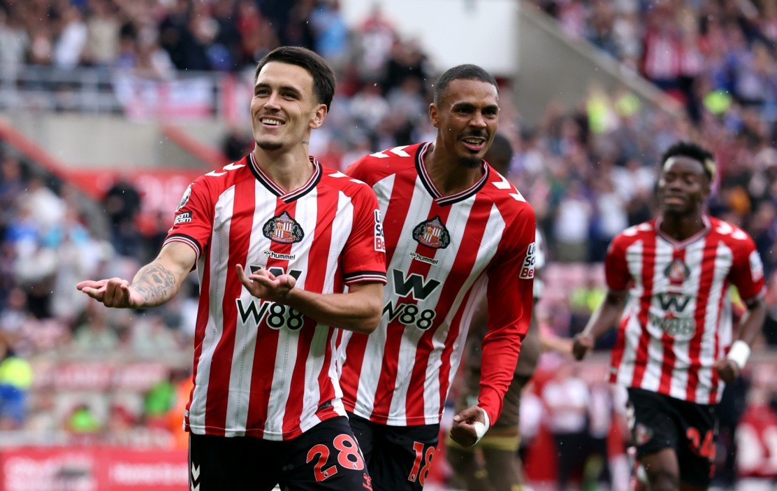 WTFSunlunPod's tweet image. ♥️ THE 𝙋𝙍𝙀𝙑𝙄𝙀𝙒 SHOW 🤍

#SAFC head to #MUFC this weekend hoping to put another nail in Ruben Amorim&apos;s coffin. Can we do it?

@AllForUnited&apos;s @ConnerRoberts_ joins us to discuss manager pressure, Amad, and the struggle for success at Old Trafford.

linktr.ee/wtfsunderlandp…