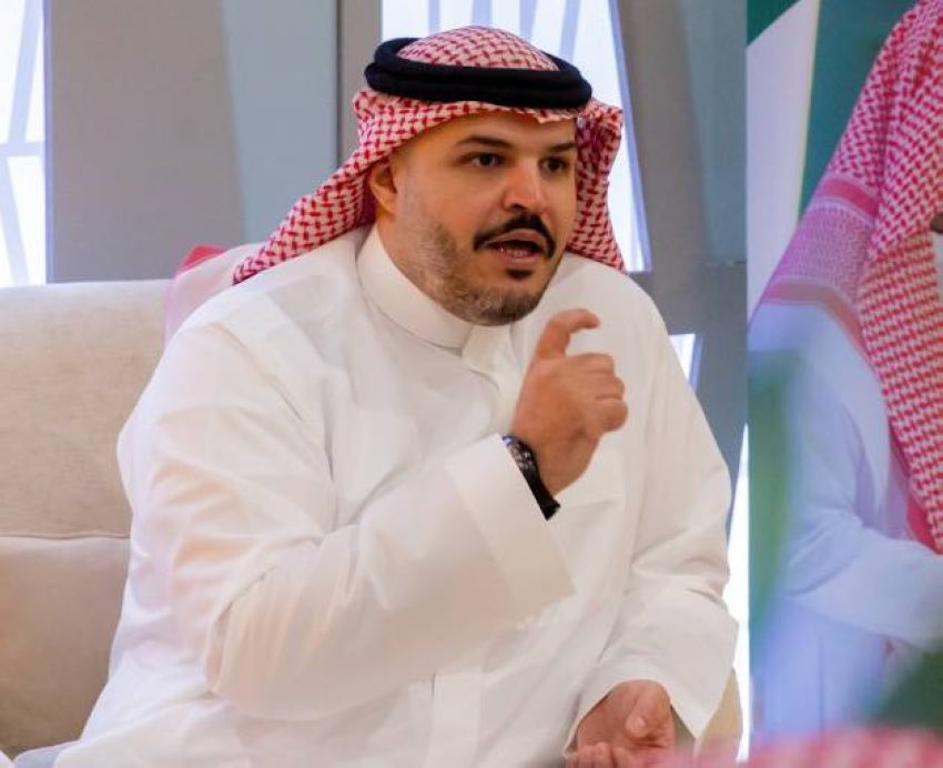 amdsmr1's tweet photo. "رسالتك وصلت"
- أحمد السماري.
اعتدت منذ أعوام، بعد أن رافقني داء السكري، أن أجمع غدائي وعشائي في وجبة واحدة يسمّيها أهل نجد “الغشاء”، أتناولها بعد صلاة المغرب وأكتفي بها. البارحة، ما إن فرغت من غشائي حتى رنّ الهاتف برقم غريب ونغمة غير مألوفة. توقفت قليلًا متردّدًا كطبع أي صحراوي حذر، ثم دفعتني غريزة الفضول الحضري المستجدة إلى إعادة الاتصال.
جاءني صوت هادئ ممزوج برزانة:
– السلام عليكم، معك عبداللطيف الواصل، الرئيس التنفيذي لهيئة الأدب والنشر والترجمة.
افتتح حديثه بقوله: اطلعت على تغريدتك، وأقولها لك: رسالتك وصلت.
حاولت أن أستوعب الموقف سريعًا، مستجمعًا ذاكرتي، مستعدًا ومتوثبًا لهذا الاتصال المفاجئ الذي يحدث لأول مرة. كان حديثًا كريمًا امتد قرابة عشرين دقيقة. وجدت نفسي أفرغ ما في جعبتي من ملاحظات وأفكار حول البرنامج الثقافي للمعرض. أنصت بوعي، وناقش بتقدير، وأتاح مساحة للحوار دون جمود. بدا واضحًا أنه يتمتع بذكاء متقد، يلتقط المعنى سريعًا، ويملك قدرة على الإصغاء لا يتقنها إلا من تعوّد احترام الرأي الآخر.
في ختام المكالمة أكّد أن كل ما يتصل بالمعرض سيُراجع ويُحلَّل، وأن النقد يُعطى مكانته قبل الإشادة، وأن التفاصيل ستُمحَّص بعناية. عندها شعرت بانشراح في صدري، وتيقنت أننا نعيش مرحلة متقدمة من إدارة الشأن الثقافي، حيث يكون المسؤول قريبًا من الناس، متواضعًا، مبادرًا، منصتًا.

لم يخطر في بالي حين غرّدت صباح الأمس أن ما كتبته بدافع الغيرة على مشهدنا الثقافي سيحظى بكل هذا الاهتمام من الزملاء الكتّاب والمثقفين الذين بادروا بالتعليق أو الاتصال -لهم مني الشكر والامتنان- غير أن ما يخرج من القلب يجد طريقه إلى المسئول وما قصدت إلا خدمة الأدب والوطن.
والله من وراء القصد.
@LPTC_CEO