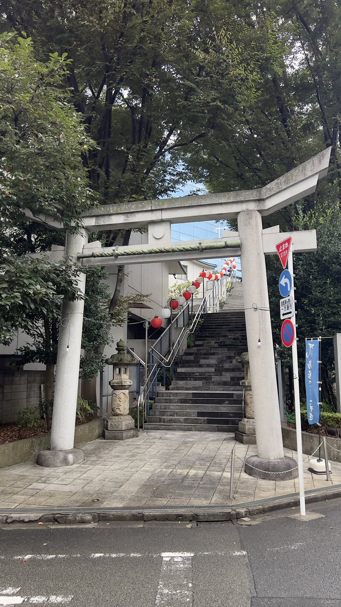 OSAMU_READREAD's tweet image. 10月も雨の中涼しさと秋の訪れを感じつつお朔日参り。
9月は別れの節目と新たな出会いがありました。
10月も周りの方々への感謝の気持ちを忘れず素敵な出会いとともに日々精進して参ります。
#代々木八幡宮
#北谷稲荷神社
#お朔日参り
#神無月