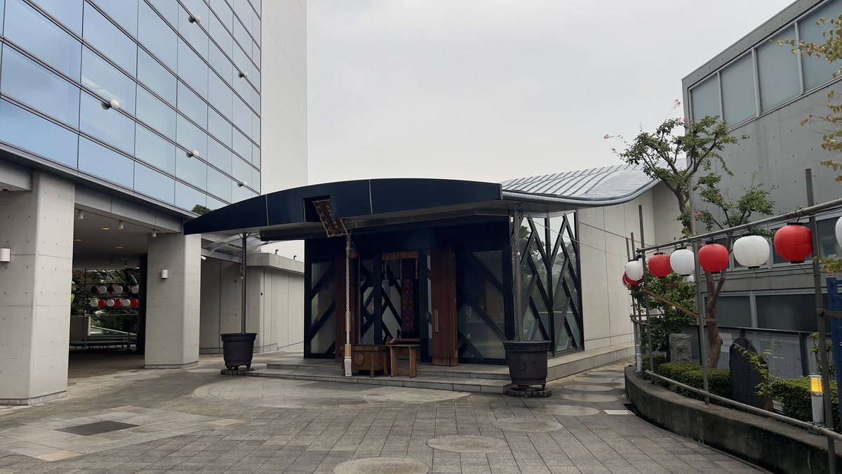OSAMU_READREAD's tweet image. 10月も雨の中涼しさと秋の訪れを感じつつお朔日参り。
9月は別れの節目と新たな出会いがありました。
10月も周りの方々への感謝の気持ちを忘れず素敵な出会いとともに日々精進して参ります。
#代々木八幡宮
#北谷稲荷神社
#お朔日参り
#神無月