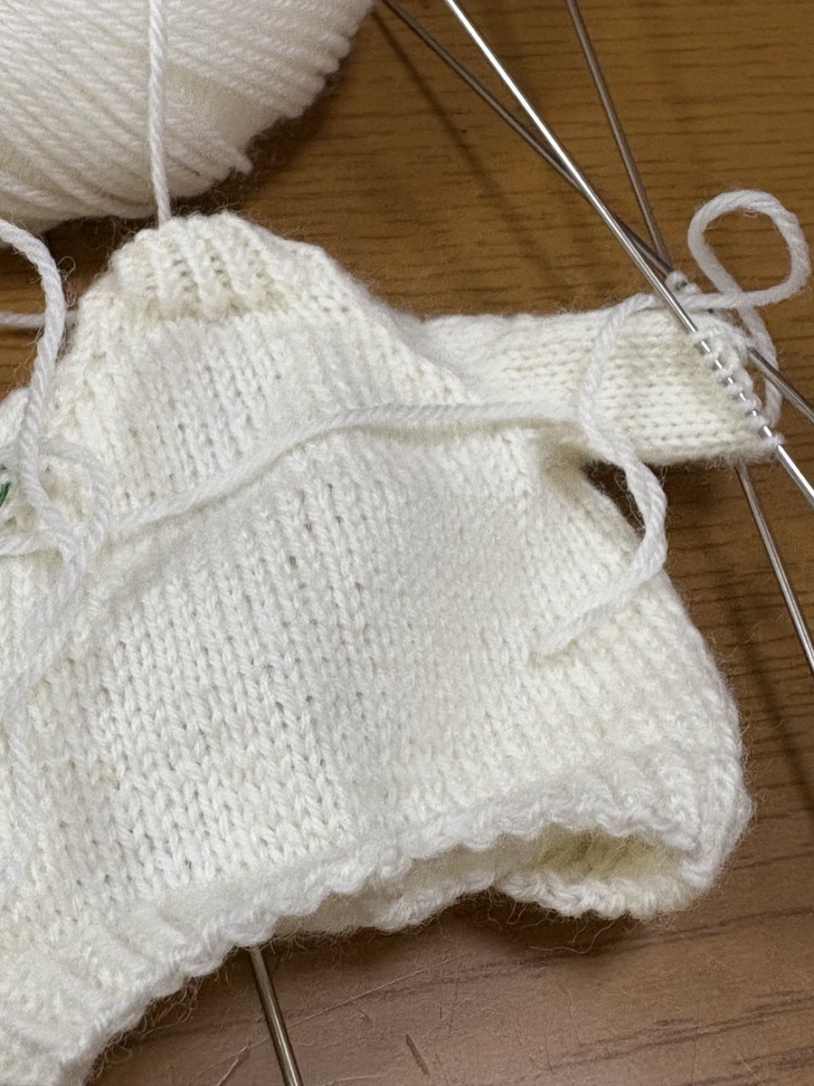 袖の途中
アイロンかける前だとやっぱり編み目がまだ整ってませんね🫠