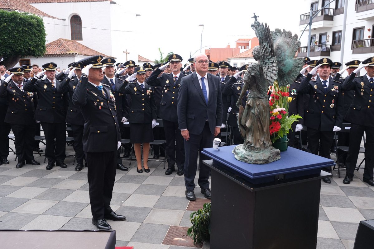 En Los Realejos, hemos celebrado el Día de la Policía Nacional, junto al Jefe Superior en Canarias, Jesús María Gómez Martín, y el subdelegado Javier Plata.

Un homenaje a los caídos, reconocimiento a los condecorados y gratitud por su entrega y compromiso con la ciudadanía. 💙