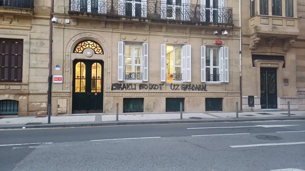 Las pintadas realizadas en la sede del <a href="/PSEGIPUZKOA/">PSE-EE GIPUZKOA</a> no son el camino y representan  un ataque a la convivencia.

Eraso berri hau gaitzesten dugu, zatiketa besterik bilatzen ez duena

Frente a la intolerancia, reafirmamos nuestro compromiso con el pueblo palestino y buscando