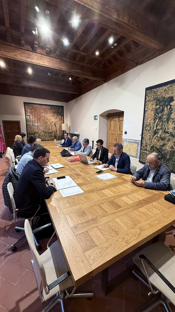 🌹 Esta semana hemos participado en el Pleno del Consejo por la Igualdad y en la Mesa Institucional del Comercio. Órganos en los que hemos aportado nuestras propuestas para mejorar la vida de los abulenses y donde hemos fiscalizando la acción del equipo de gobierno.