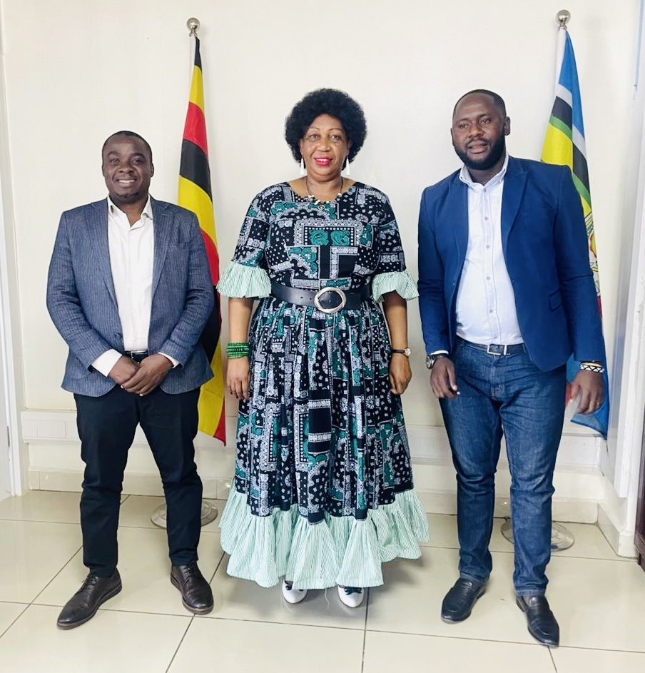 eavisualarts's tweet image. Yesterday,our team led by @vinkyaba  (Founder, Human Rights Are Universal Arts Festival) &amp;amp; @DrBenKibirige  met with @ChairpersonUHRC. 

#HumanRightsArtsFestivalUg #ArtsForJustice #DEFEND