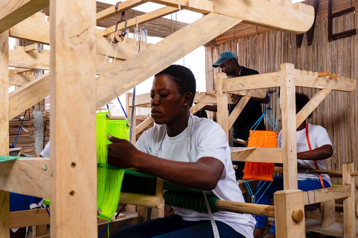 ClubMATg's tweet photo. Au Club des Métiers d’Art et d’Artisanat du Togo, les jeunes apprennent l’art du tissage auprès des maîtres. 
Chaque fil préserve notre patrimoine et ouvre des perspectives d’avenir.

#Togo #Artisanat #Tissage #MadeInTogo https://t.co/g8IBvqHry8