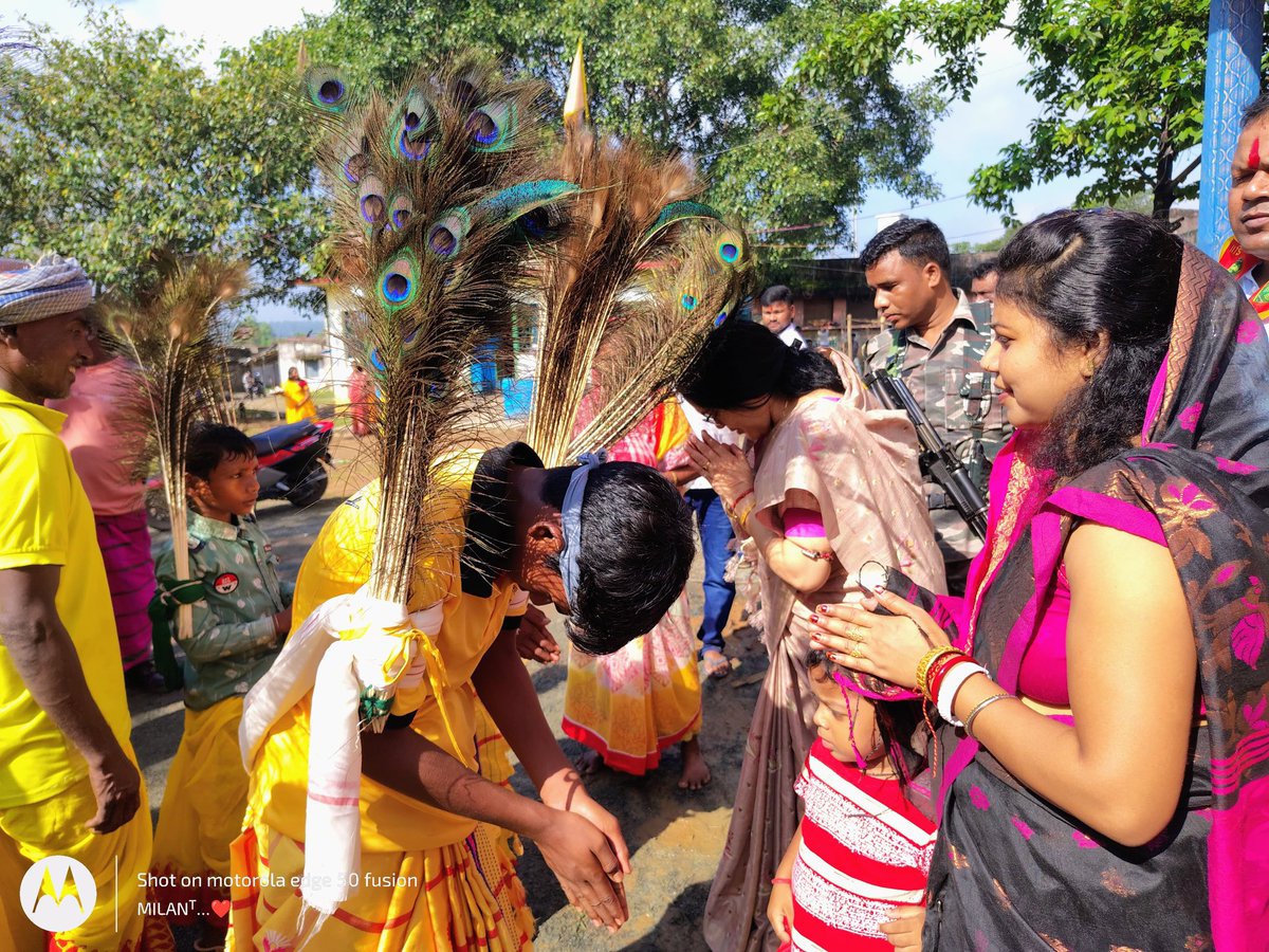 sabitamahatoJMM's tweet photo. ईचागढ़ विधानसभा क्षेत्र के चांडिल प्रखंड अंतर्गत ग्राम पंचायत चिल्गु में शारदीय नवरात्रि के महा सप्तमी के पावन अवसर पर श्री श्री सार्वजनिक दुर्गा पूजा मंदिर का विधिवत फीता काटकर उद्घाटन करने का सौभाग्य प��राप्त हुआ। माता रानी के चरणों में माथा टेककर क्षेत्र की सुख-शांति, समृद्धि और आपसी भाईचारे के लिए प्रार्थना की।

@HemantSorenJMM 
@JmmJharkhand 
@DistJmm 

#DurgaPuja 
#DurgaMaa 
#Jharkhand 
#Ichagarh