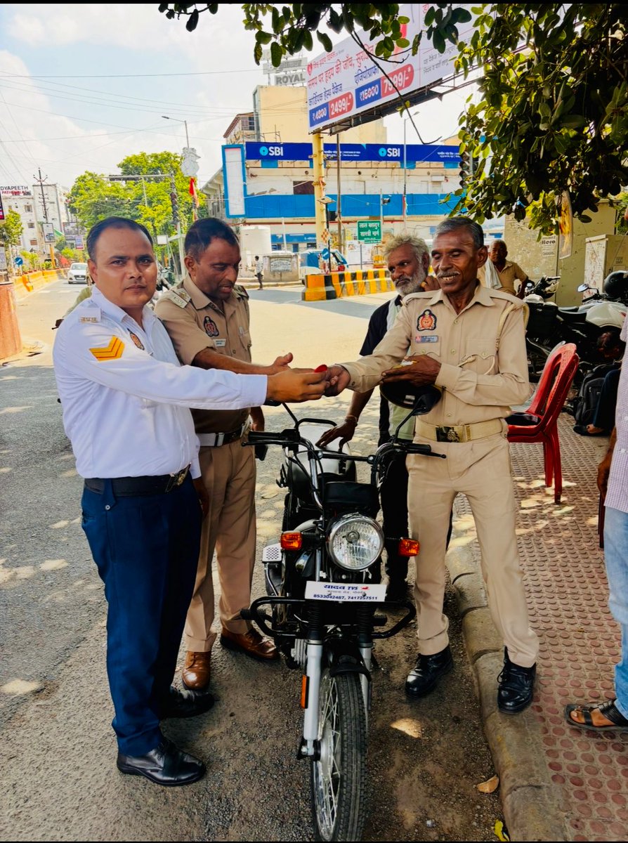 मथुरा ट्रैफिक पुलिस द्वारा की गई एक पहल में मेहनती ईमानदार स्वच्छ वर्दी धारण करने वाले पीआरडी जवान देवी सिंह कई किलोमीटर से साइकिल से ड्यूटी आते थे अत मथुरा ट्रैफिक में कार्यरत सभी पुलिसकर्मियों ने आर्थिक सहयोग से टीवीएस मोपेड दी है देवी द्वारा आभार व्यक्त।
