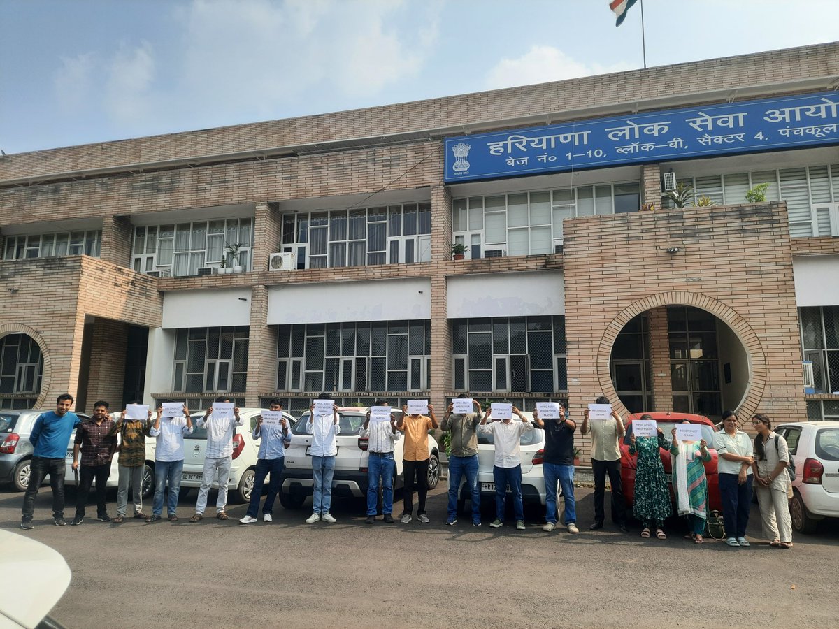 ShweDhull's tweet photo. *#HPSC की अन्यायपूर्ण परीक्षा पर अभ्यर्थियों का गुस्सा फूटा!*
28 सितम्बर 2025 को हुई #Assistant_Professor (#Mathematics) Screening Test (Advt. No. 56/2025) अभ्यर्थियों के साथ सीधा अन्याय है।

यह परीक्षा न केवल असंगत थी, बल्कि पारदर्शिता और निष्पक्षता के सभी पैमानों को तोड़ने वाली थी।
इस स्क्रीनिंग परीक्षा ने अभ्यर्थियों को गहरी निराशा में डाल दिया है।
परीक्षा की संरचना और पैटर्न इतने असंगत थे कि यह एक निष्पक्ष और समान अवसर देने वाली परीक्षा नहीं कही जा सकती।

अभ्यर्थियों की प्रमुख आपत्तियाँ:

1️⃣ *अत्यधिक लंबा प्रश्नपत्र*:
2017 और 2019 की पिछली परीक्षाओं के पेपर क्रमशः 32 और 28 पन्नों के थे, जबकि इस बार का पेपर 48 पन्नों का था।
- शब्दों की संख्या लगभग 4 गुना अधिक थी।
- समय वही 2 घंटे रखा गया।
- इतनी लंबाई के कारण अभ्यर्थियों के लिए सभी प्रश्नों का प्रयास करना लगभग असंभव था।

2️⃣ *गलत प्रश्न संरचना:*
पारंपरिक MCQ पैटर्न की बजाय पेपर में “nested questions” (एक सवाल के भीतर दूसरा सवाल) शामिल थे।
- यह संरचना न केवल असामान्य थी बल्कि नकारात्मक अंकन (negative marking) वाली परीक्षा में छात्रों को उलझाने वाली थी।

3️⃣ *बेहद लम्बे और उलझे हुए प्रश्न:*
प्रश्न और विकल्प दोनों ही अत्यधिक verbose और जटिल थे।
- साधारण MCQ को पढ़ने की क्षमता और endurance टेस्ट बना दिया गया।
- असली ज्ञान और विश्लेषणात्मक क्षमता की जगह पढ़ने की स्पीड को परीक्षा का पैमाना बना दिया गया।

अभ्यर्थियों का कहना है कि यह पैटर्न न तो पारदर्शिता और न ही निष्पक्षता को दर्शाता है। HPSC जैसी प्रतिष्ठित संस्था से ऐसी उम्मीद नहीं की जा सकती।

इसलिए, सभी अभ्यर्थी मांग कर रहे हैं कि:
- 28.09.2025 को हुई स्क्रीनिंग टेस्ट की पुन: समीक्षा और पुन: परीक्षा (Re-Conduct) हो।
- परीक्षा का पैटर्न समय और मानकों के अनुसार संतुलित और न्यायसंगत बनाया जाए।

- यह केवल एक परीक्षा का मामला नहीं है, बल्कि हजारों अभ्यर्थियों के भविष्य और मेहनत का सवाल है।

- सरकार से विनम्र अनुरोध है कि अभ्यर्थियों की बात सुनी जाए और निष्पक्ष समाधान निकाला जाए।

#HPSC #AssistantProfessorMathematics #ReConductExam #JusticeForAspirants #Haryana

@NayabSainiBJP