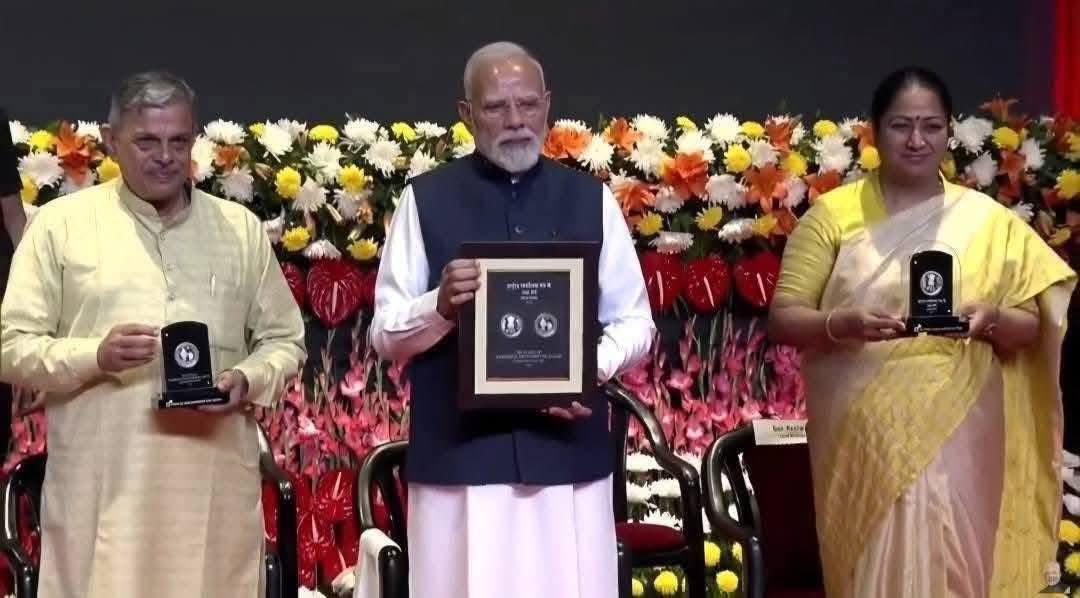 amay_apte's tweet photo. राष्ट्रीय स्वयंसेवक संघ के शताब्दी वर्ष पर देश के यशस्वी प्रधानमंत्री श्री नरेंद्र मोदी  जी व  राष्ट्रीय स्वयंसेवक संघ के मा. सरकार्यवाह श्री दत्तात्रेय होसबाले #DattatreyaHosabale जी ने संघ पर डाक टिकिट व सिक्का जारी किया ।

संघ शताब्दी - राष्ट्र साधना के 100 वर्ष
#RSS100Years https://t.co/3ywDpmUajm