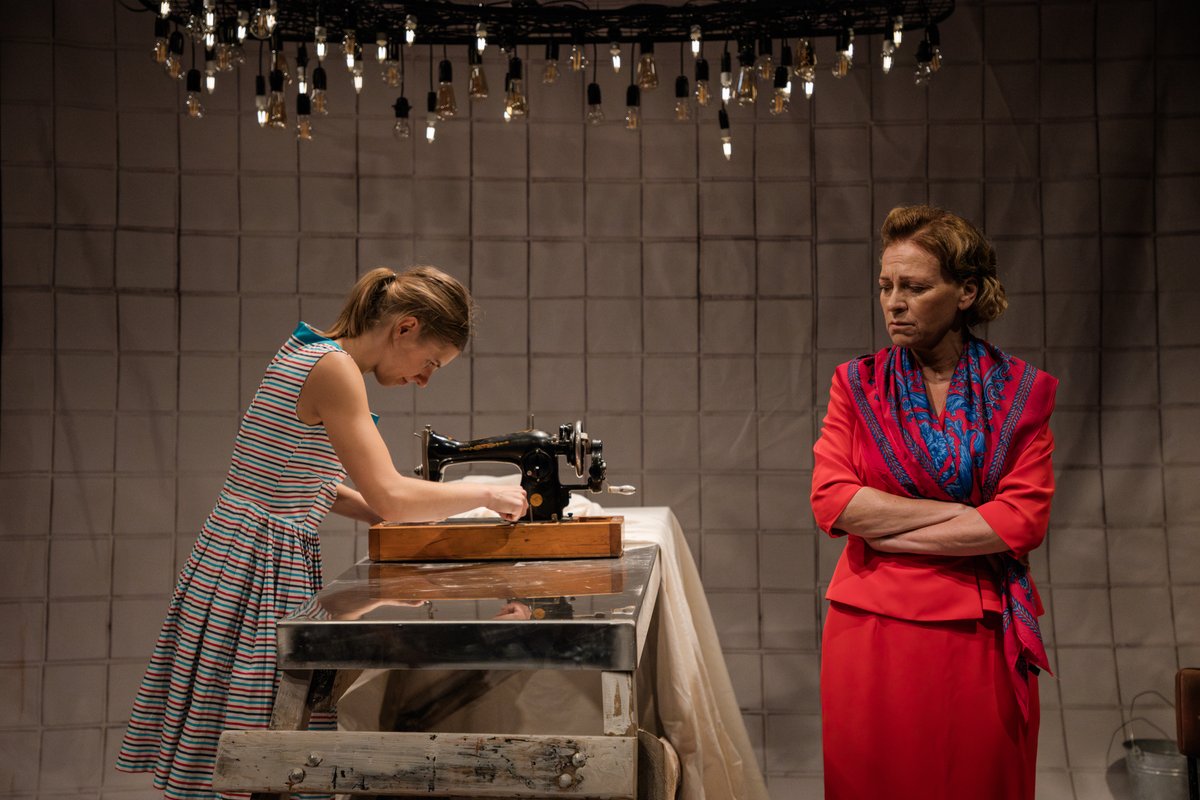 Šovakar un rīt, 1. un 2.10., Rīgā (Tabakas fabrikā) rādām mūsu skatītāju īpaši iemīļoto izrādi "Svešā āda" pēc <a href="/Ruksane/">Dace Ruksane</a> romāna. Nepalaid garām iespēju noskatīties!
bilesuparadize.lv/lv/performance…