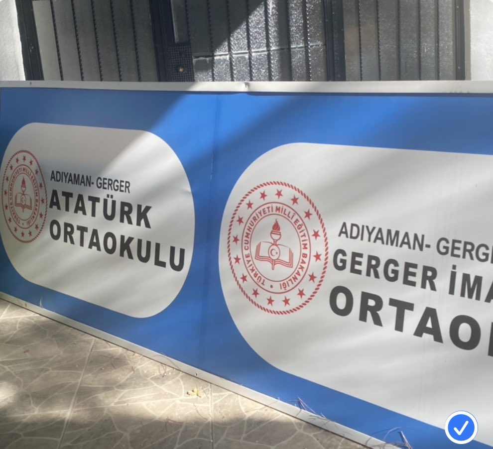 MÜFTÜ ATATÜRKİSMİNE TAKMIŞ
Önce okul binasına el koyup boşaltı Sonra iki okul tabelasını söküp yere 400 öğrenciyi sokağa bıraktı sonra Atatürk ün kafasını kesti Vali  kaymakam bunu gördü duydu çıt çıkarmadı Bu müftü Ata dan ne istiyor?