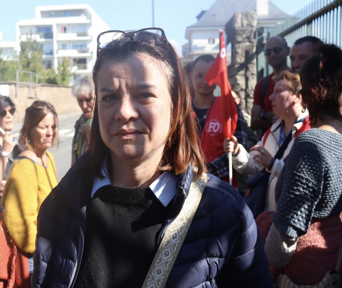 RAutrement's tweet photo. #rennes,#aesh, #academie : les accompagnants d’élèves en situation de handicap en colère devant l Rectorat. https://t.co/sWcxyM6BAN https://t.co/uJLCSnr0nX