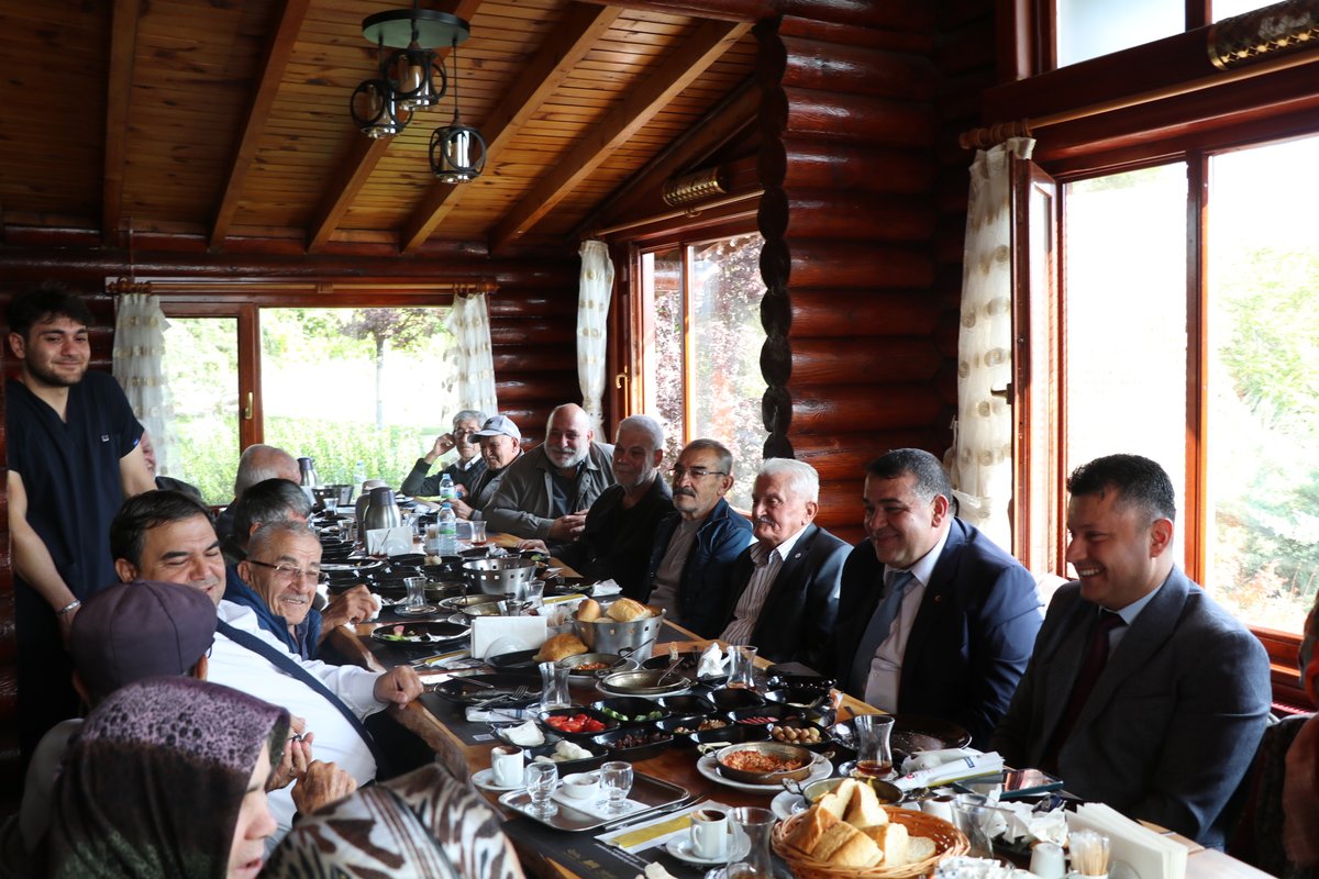 Vali Yardımcısı Sayın Alper Balcı, Başkanımız Mustafa Yılmaz ve Yönetim Kurulu Üyelerimiz ile birlikte huzurevinde kalan kıymetli büyüklerimizle kahvaltı programında buluştuk.
Hayat tecrübeleriyle bizlere yol gösteren çınarlarımıza sağlıklı ve huzurlu bir ömür diliyoruz.