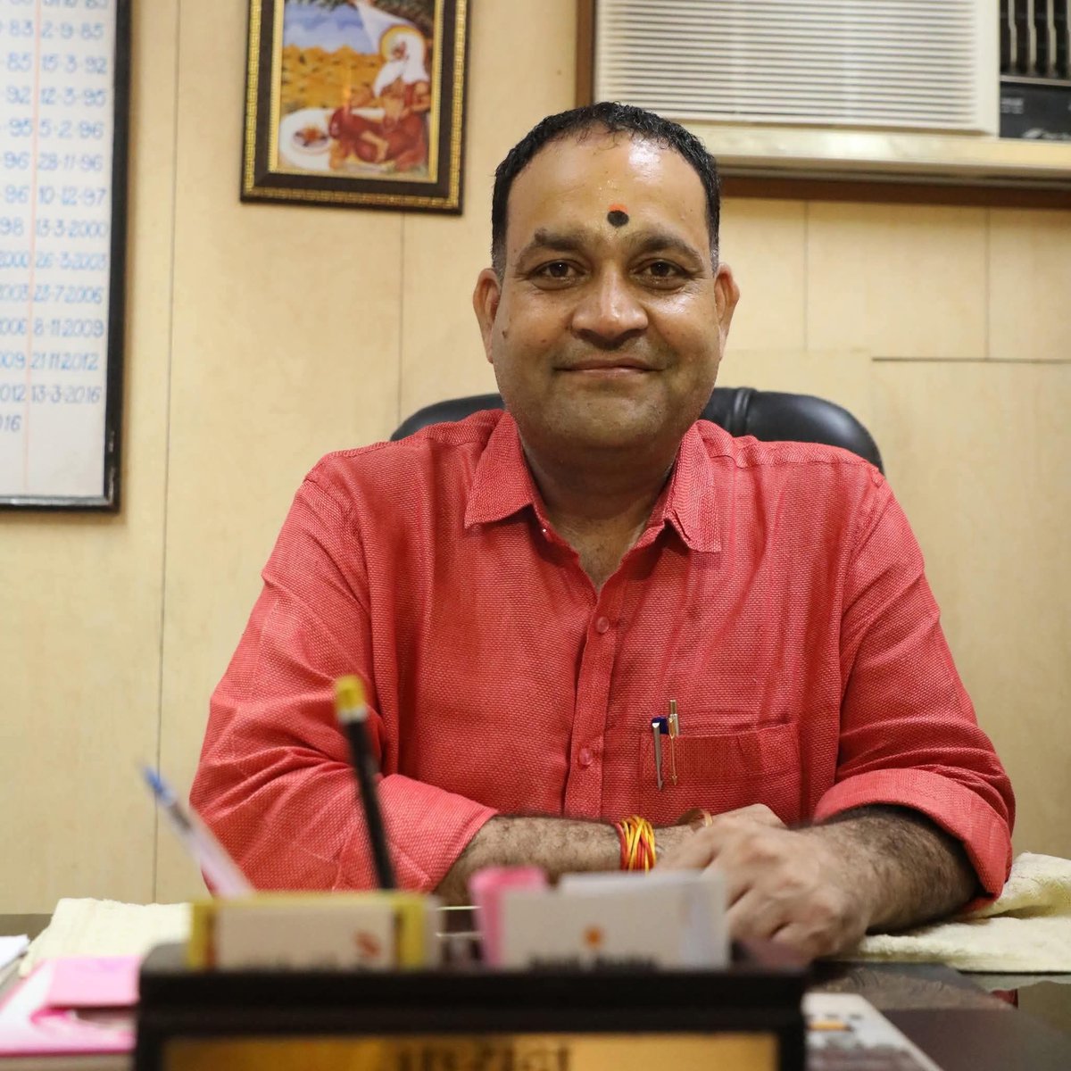 श्री हनुमान सेवा समिति के पूर्व अध्यक्ष, सरल व्यक्तित्व के धनी <a href="/JodhaPujari/">Yashodanandan pujari</a> जी को जन्मदिवस की हार्दिक शुभकामनाएं, बालाजी महाराज और आप हम जैसे भक्तों पर आशीर्वाद बनाए रखे।