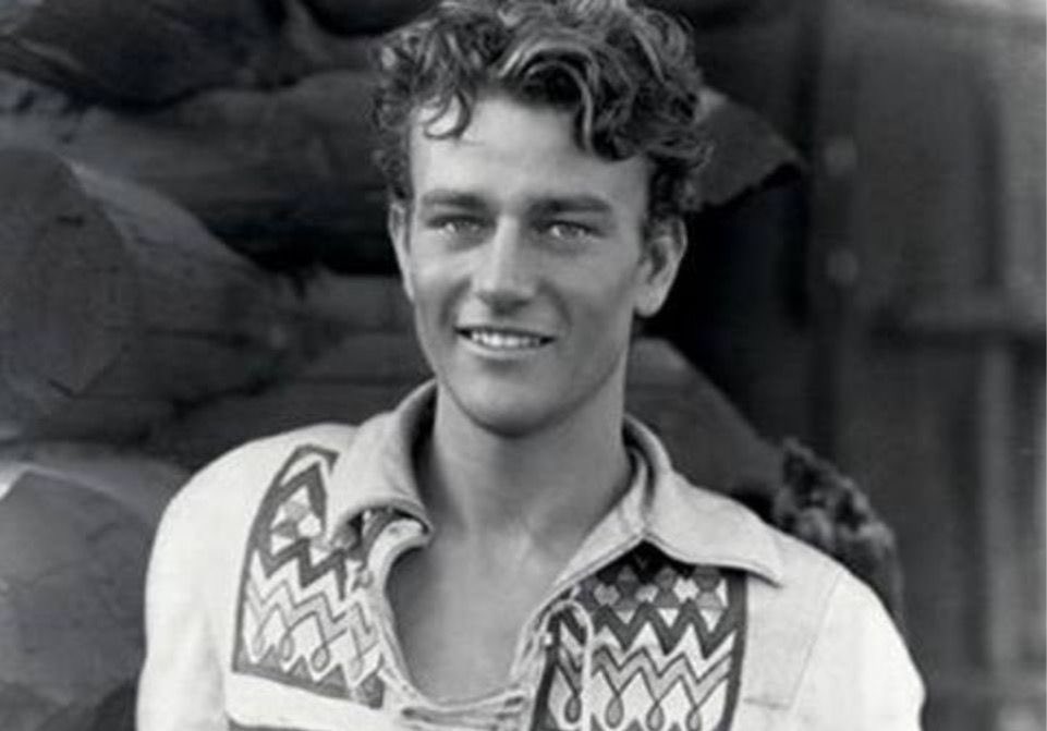 Tras el batacazo de The Big Trail (1930), su debut estelar que costó un ojo de la cara y no recaudó lo esperado por los jerifaltes de Hollywood .
Wayne (entonces Marion Morrison) bajó a los infiernos de las pelis B. La historia de John Wayne es la de un fracaso inicial, una