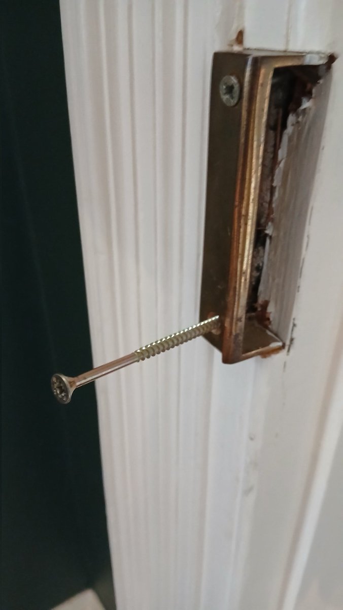 One of my biggest bugbears is correcting the bad workmanship of others.
In this case 4" is a tad excessive for this job when 1.5" would have done nicely.
I know why he's used such long screws, didn't pilot drill holes, split the timber, ended up screwing between frame and wall