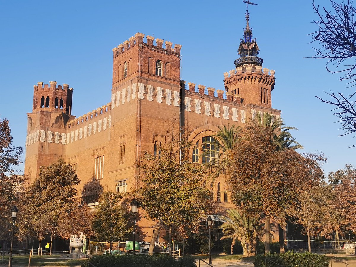 montsevolcanica's tweet photo. Avui tenim la tercera formació de #DocAmbCat al Castell dels Tres Dragons.
Moltes gràcies #MCNB @territoricat @parcscat @xarxadeparcs @ICOcells https://t.co/iJ1PqSh4li