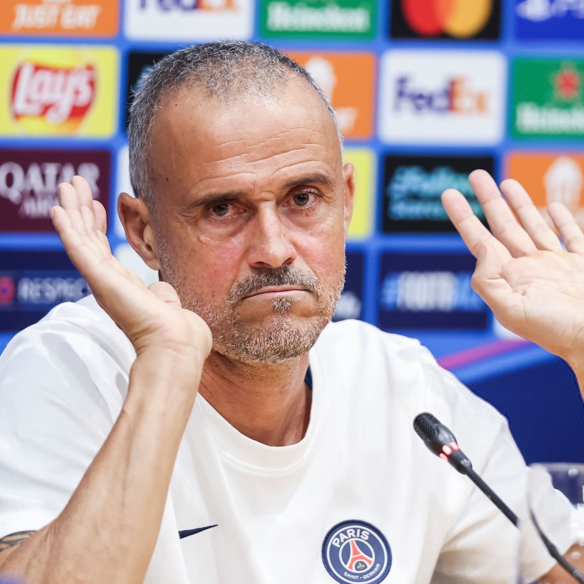 VibesFoot's tweet photo. 🔴 Luis Enrique 🇪🇸 : « 𝗝𝗲 𝗽𝗲𝗻𝘀𝗲 𝗾𝘂’𝗼𝗻 𝗳𝗮𝗶𝘁 𝗽𝗮𝗿𝘁𝗶𝗲 𝗱𝗲𝘀 𝟰 𝗼𝘂 𝟱 𝗺𝗲𝗶𝗹𝗹𝗲𝘂𝗿𝗲𝘀 𝗲́𝗾𝘂𝗶𝗽𝗲𝘀 𝗱’𝗘𝘂𝗿𝗼𝗽𝗲. » 😅

🗣️ @TNTSportsBR https://t.co/40pvI3rXk3