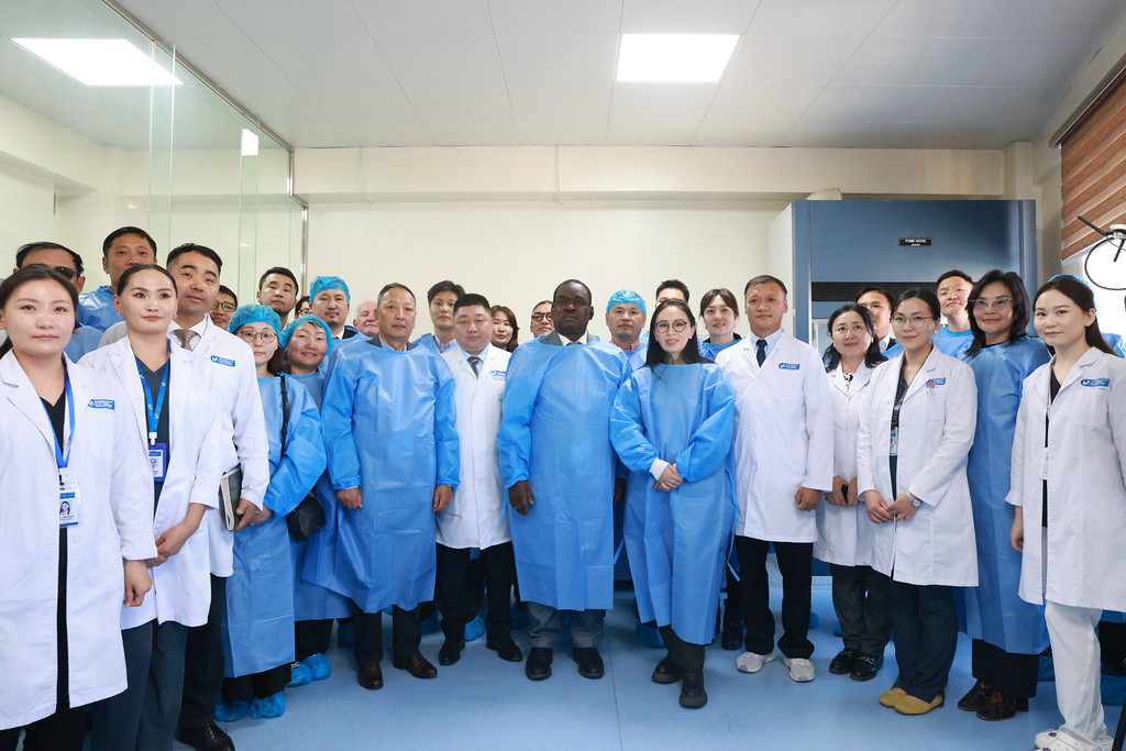 Түүхэн үйл явдал!

НҮБ-ын Хүүхдийн Сангаас ЭХЭМҮТ-д анхны нярайн оношилгооны Тандем масс спектрометри төхөөрөмжийг хүлээлгэн өглөө. Нэг дусал цусаар 25–30 төрлийн эмгэгийг эрт илрүүлэх боломжтой боллоо. 
Энэ хөрөнгийг босгосон элч <a href="/tselmuunnn/">Нямтайширын Цэлмүүн</a> болон дэмжсэн компаниудад баярлалаа.