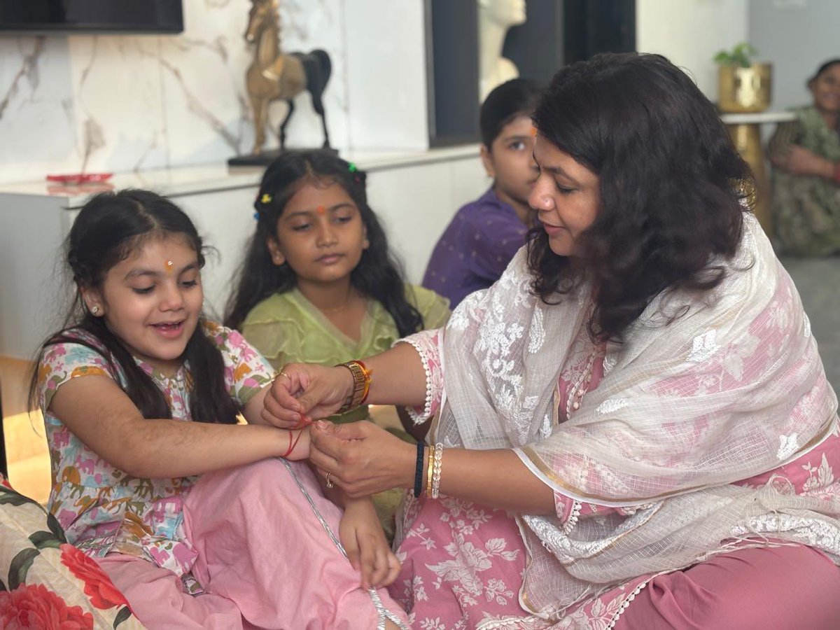 pramiladixit's tweet image. सर्वस्वरुपे सर्वेशे सर्वशक्ति समन्विते। 
भयेभ्यस्त्राहि नो देवि दुर्गे देवि नमोस्तु ते।। 
@sardanarohit 
आप सभी को #महानवमी की हार्दिक शुभकामनाएँ 
#mahanavami2025 #mahanavmi