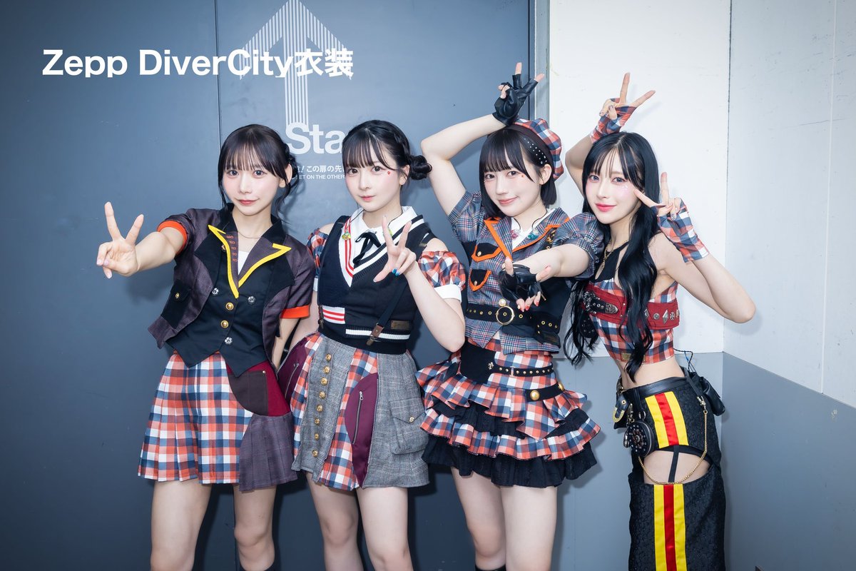 今月の衣装はこちら💁🏻‍♀️】 10月の着用衣装を公開！🍁 上海LIVEも