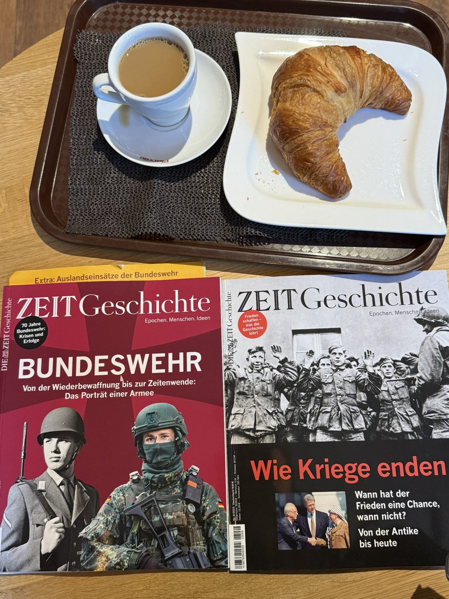 Wenn man den Anschlusszug verpasst hat und die Bahnhofsbuchhandlung gut sortiert ist, kann man die Wartezeit bis zum nächsten Zug zumindest zur Fortbildung nutzen…