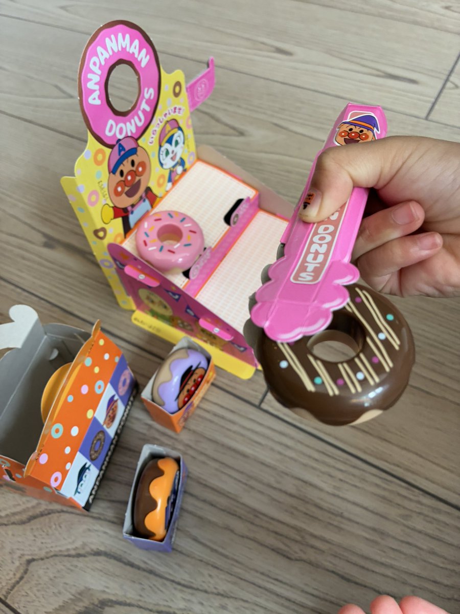 めばえ11月号の付録は
アンパンマンハロウィーンドーナツやさん🍩
プラスチック製ドーナツをトングで掴んで、本物そっくりの箱に詰めて
ドーナツ屋さん気分になれます🎃🎶
#PR #めばえサポートメンバー