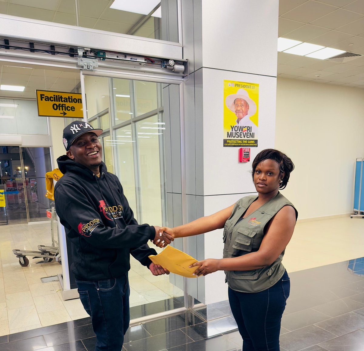 internatio82864's tweet photo. ✈️ Bon Voyage!

Our candidate, Ssebugenyi Trevor Kiwanuka, is off to Denmark for an agricultural internship! 

Wishing him all the best! #AgricultureInternship #prodigyinternationalagency #bixter #Denmark https://t.co/g3wZ5p18vK