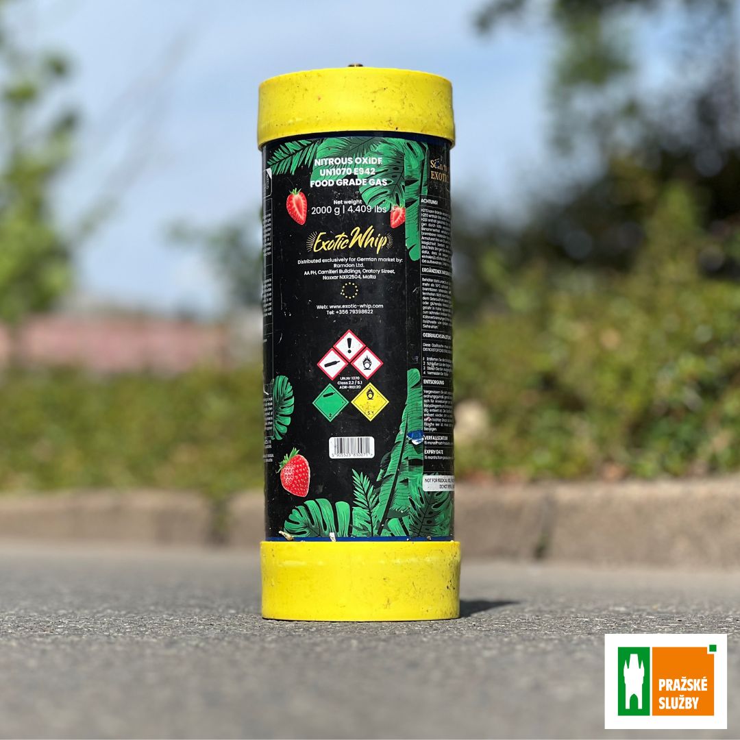 Bomby od párty plynů do popelnic nepatří! 🚯 Jejich exploze komplikují zpracování odpadu, navíc jde o hazard se zdravím i majetkem. 🙏✅ Prokazatelně a zcela vyprázdněné, bez ventilu a přeřezané přijmou velké tlakové lahve od oxidu dusného jako kov například ve sběrných dvorech.