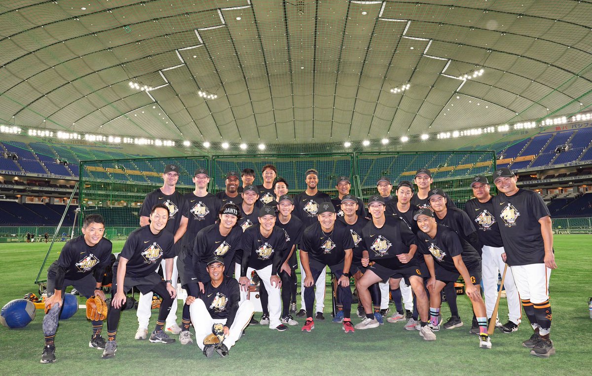 田中将大 投手を中心に投手陣で集合写真📸✨ 記念Tシャツはこちらから