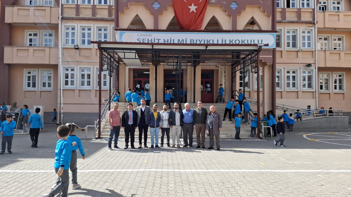 Şube yönetim  kurulu üyelerimiz Burak Çelik, Tuğrul Değirmenci ve İbrahim Bıçakçıoğlu Şehit Hilmi Bıyıklı İlkokulu'nu ziyaret ettiler. 
Eğitim çalışanı dostlarımız içinhayırlı bir eğitim sezonu temenni ediyoruz ⚘️