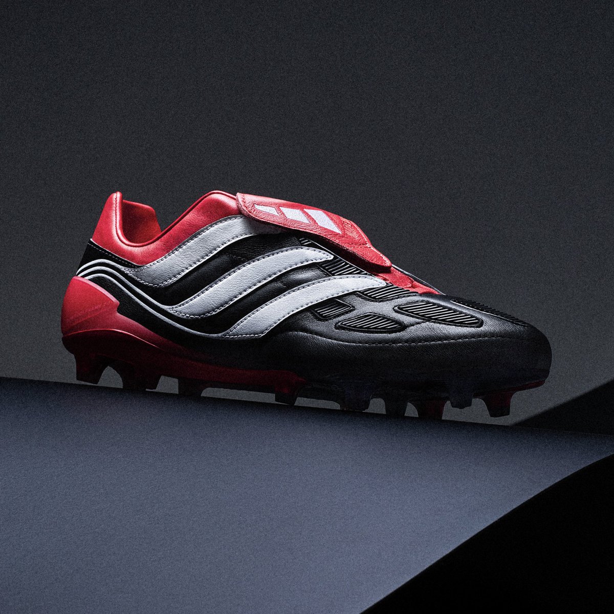 classicshirts's tweet photo. The Predator Precision is back ⚫️🔴⚪️ https://t.co/foyQEqtn48