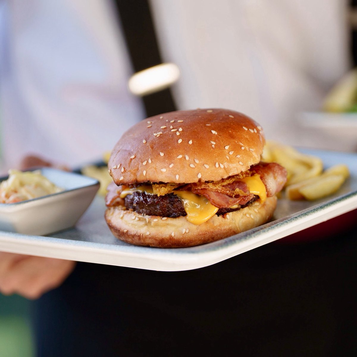 Özel Burger ekmeğinin arasında gizli enfes burger köftesiyle her ısırıkta lezzet patlaması yaratan BBQ Bacon Burger’imizin hayranı olmayan kaldı mı? 🍔