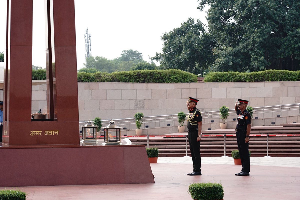 Lieutenant General Rajiv Kumar Sahni, assumed the appointment of Director General #DG of Electronics and Mechanical Engineers #EME and Colonel Commandant of the Corps of #EME, today. In a solemn ceremony, he laid a wreath to honour the supreme sacrifice of the #Bravehearts at the