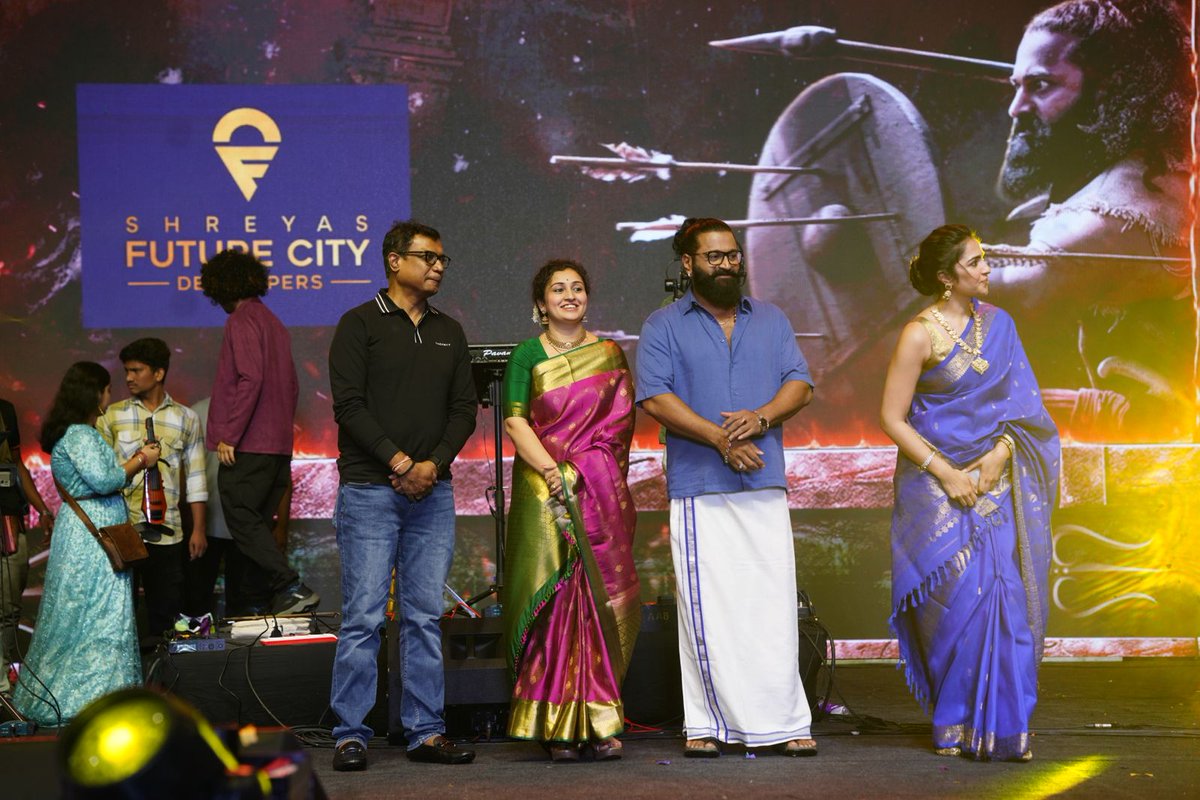 telugurajyam's tweet photo. The dynamic #shetty_rishab and the gorgeous #rukminitweets, along with Team #KantaraChapter1, lit up Vijayawada with their vibrant presence at an event promoting the film in Telugu. 🤩 ❤️
#Kantara #hombalefilms #KantaraChapter1onOct2 https://t.co/LX4zYgDSz1