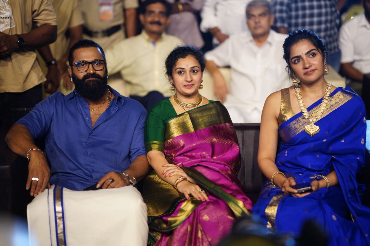 telugurajyam's tweet photo. The dynamic #shetty_rishab and the gorgeous #rukminitweets, along with Team #KantaraChapter1, lit up Vijayawada with their vibrant presence at an event promoting the film in Telugu. 🤩 ❤️
#Kantara #hombalefilms #KantaraChapter1onOct2 https://t.co/LX4zYgDSz1